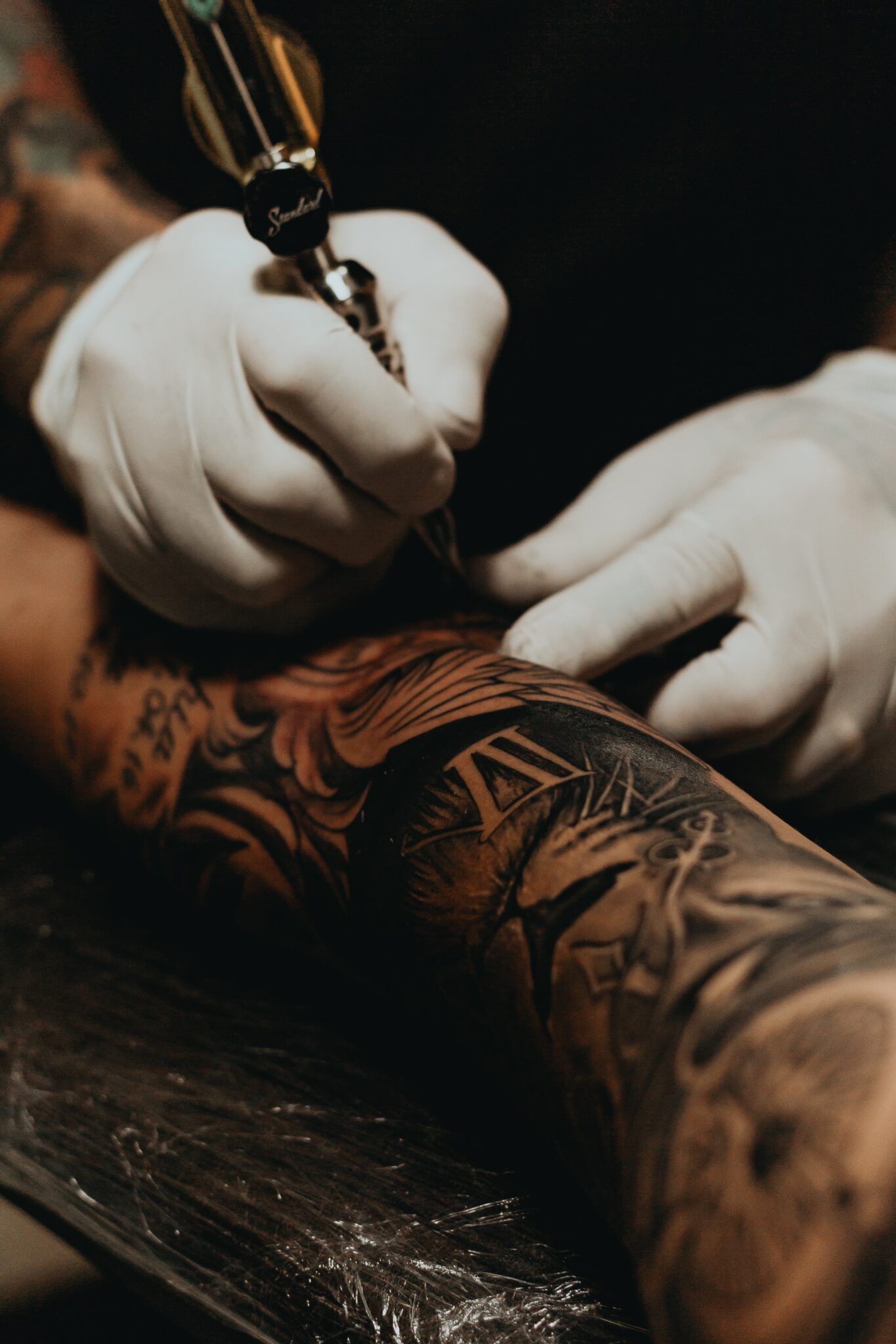 World’s best tattoo artists. A tattooer with its machine.