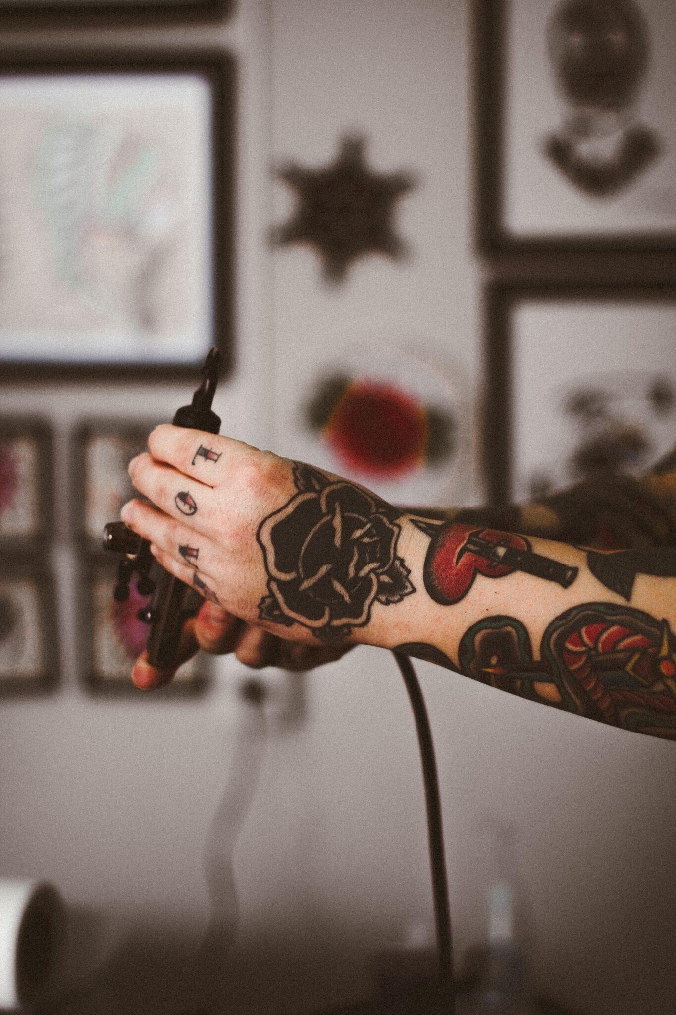 A tattooist working. Discover the best tattoo artists.