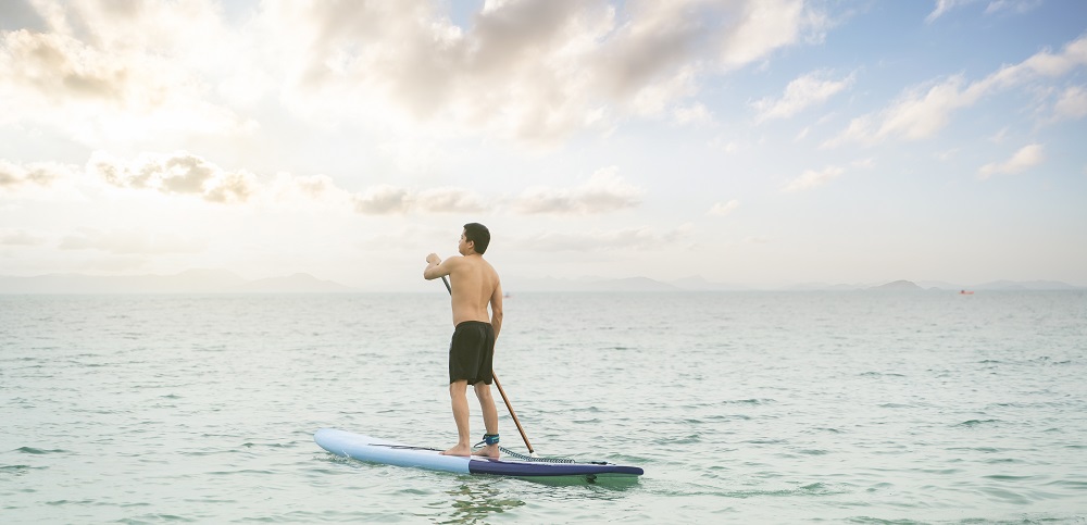 Deportes acuáticos en Cartagena: el paddleboard es fácil y permite disfutar mucho de los paisajes.