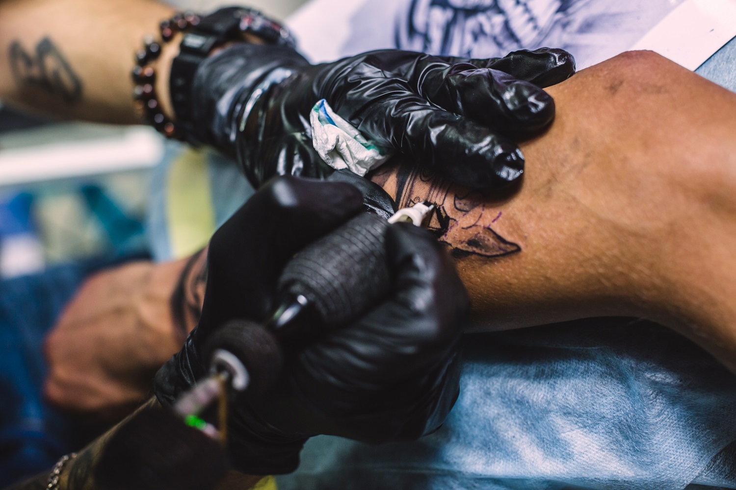 Dónde duelen más los tatuajes y consejos para aliviar el dolor.