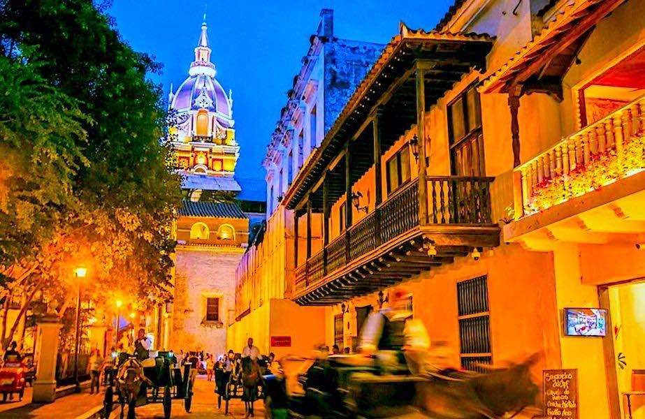 Chiva rumbera en Cartagena y las palenqueras.