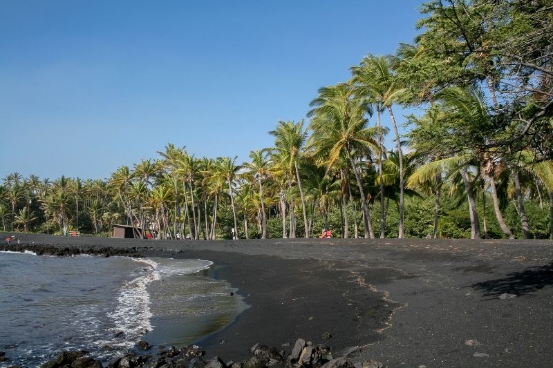 Die besten Strände Hawaiis: der schwarze Vulkanstrand von Punaluu.