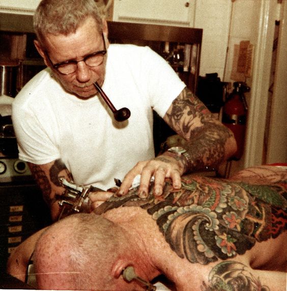 Amerikanische traditionelle Tattoos: Tattoos, die von diesem Stil inspiriert sind.