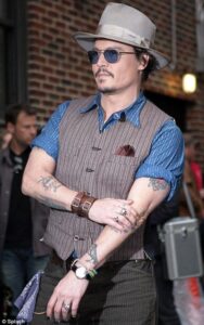 Johnny Depp con las uñas pintadas en un evento.