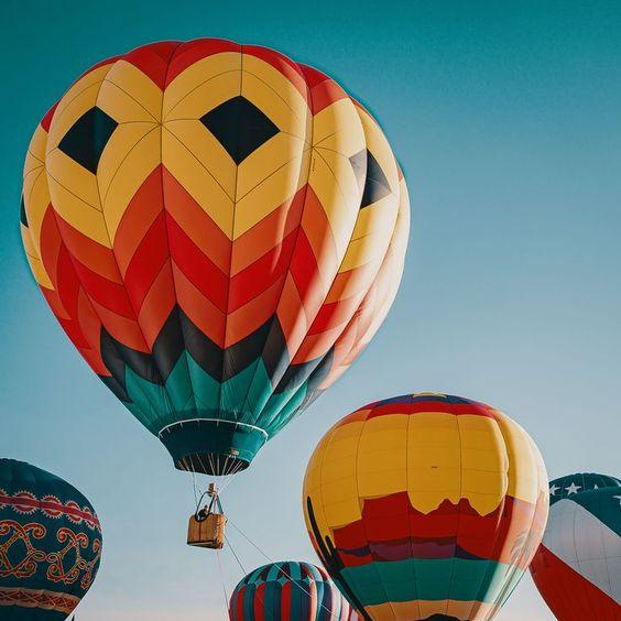 Reise nach Dubai: Fliegen Sie in einem Heißluftballon über die Wüste.