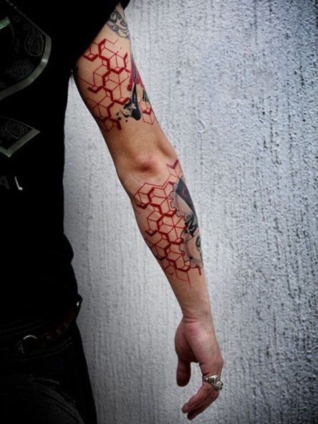 Tatuajes Trash Polka: hechos con tinta roja y negro, son de alto contraste.