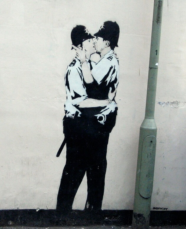 Kissin Coopers: Banksy's Straßenkunstwerk.