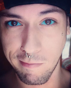 Chico con tatuaje ocular azul.