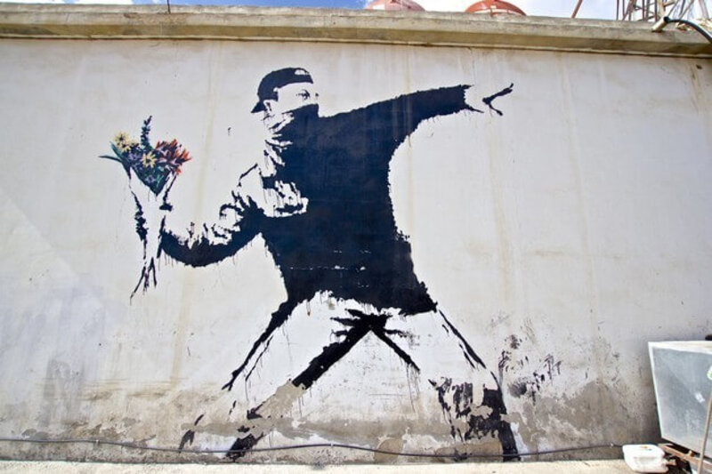 obras de banksy: soldier throwing flowers