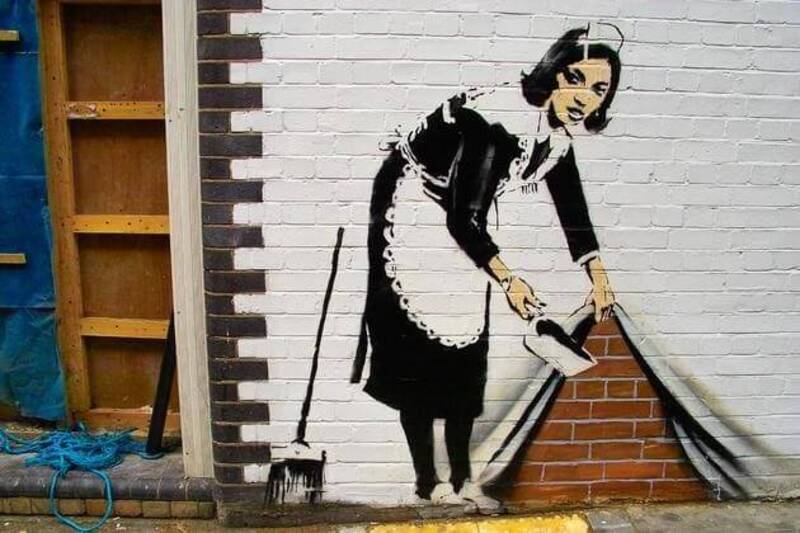 obras de banksy: sweep it under the carpet