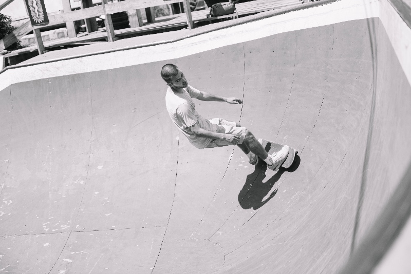 Old-School-Skateboarder, der Tricks auf einem Vintage-Skateboard vorführt
