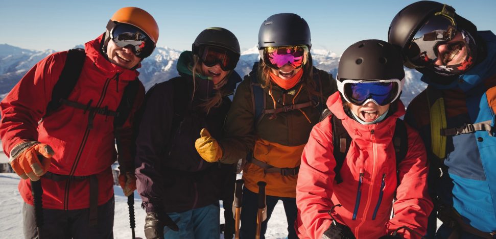 Ski-Anfänger: Skifahren soll auch Spaß machen. Freunde haben Spaß beim Skifahren.