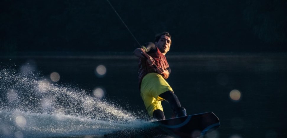 Find out everything about a new water sport: Barefoot water skiing.
