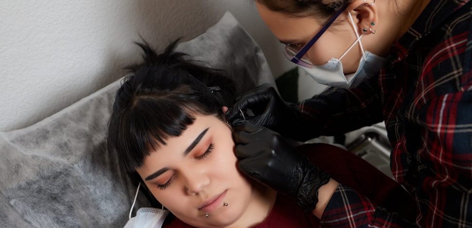 ¿Cómo es el piercing industrial? Cuidados y lo que debes saber.