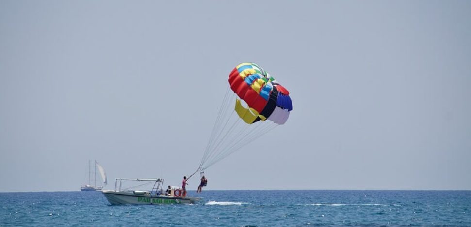 Descubre el Parasailing.