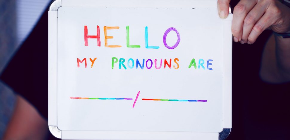 Aprende como debes usar los pronombres no binarios